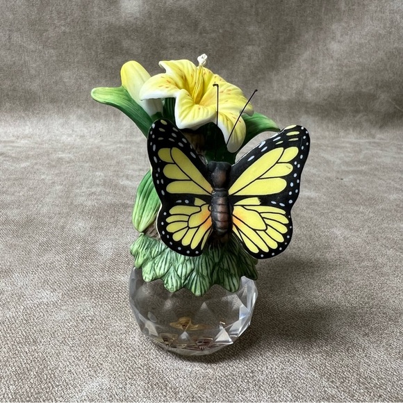 Seymour Mann Porcelain Monarch Butterfly & Yellow Lily Blossom on crystal ball - Picture 4 of 9